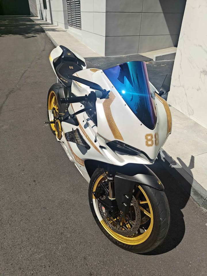 2015 Ducati Panigale R gallery 5
