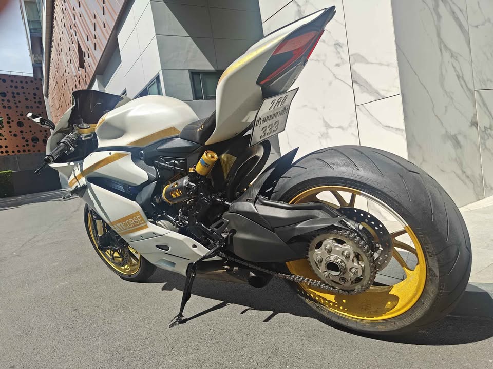 2015 Ducati Panigale R gallery 16