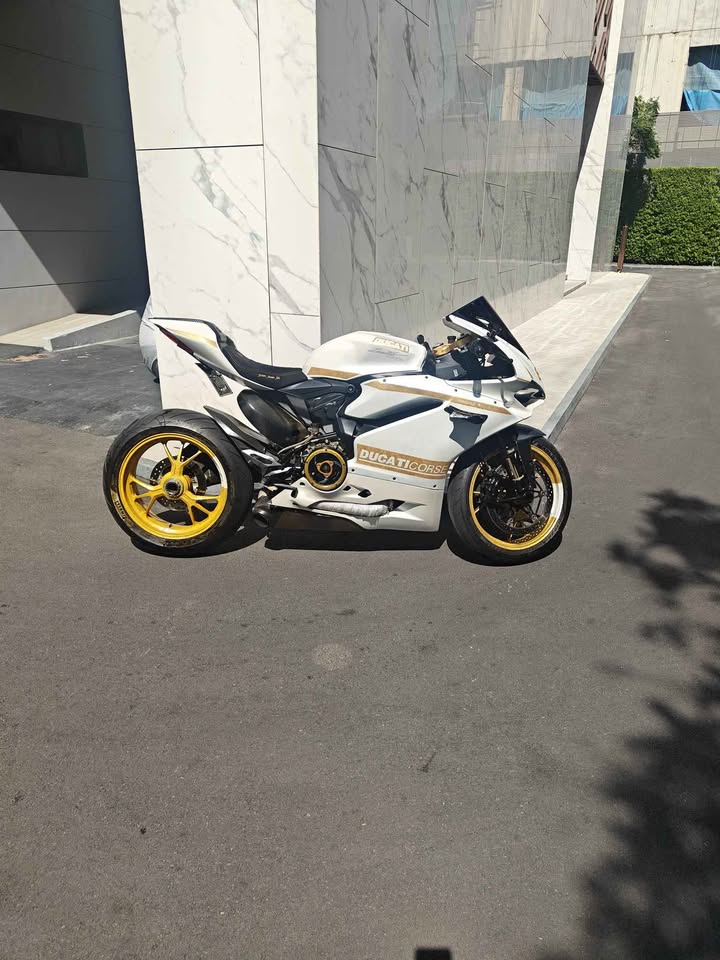 2015 Ducati Panigale R gallery 17